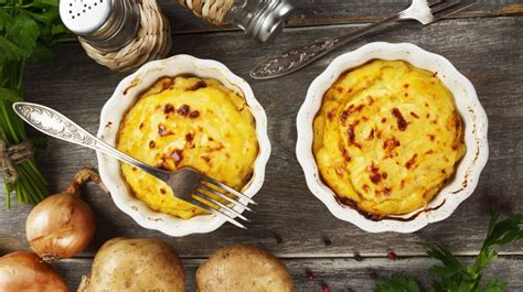 fotografija pastirske pite s krompirjevimi rezinami