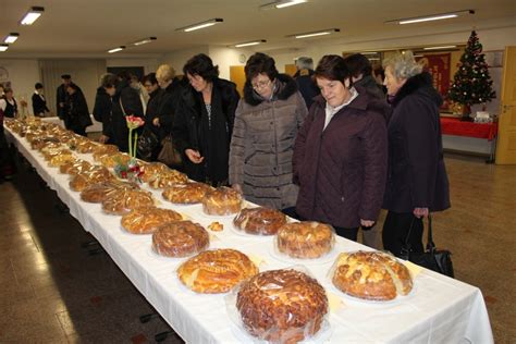 Fotografija tradicionalnega slovenskega obrednega kruha (npr. bosman, poprtnik)