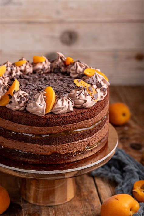 Tematska fotografija čokoladne torte z marelično marmelado in smetanovo kremo