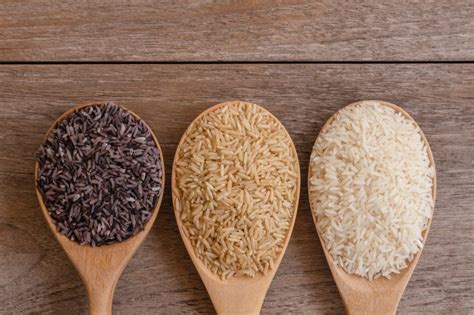 Prikaz različnih vrst riža (beli, rjavi, parboiled, basmati, divji)