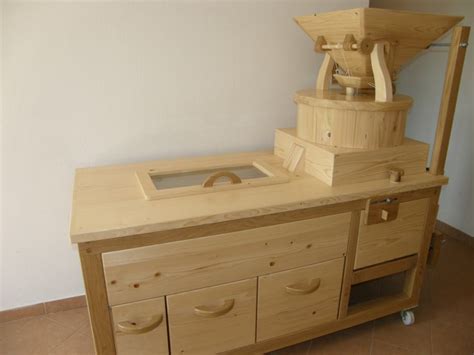 fotografija lesenega mlina s kamnom za mletje žita