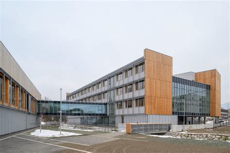 Zunanjost Hotela Slovenj Gradec s poudarkom na vhodu
