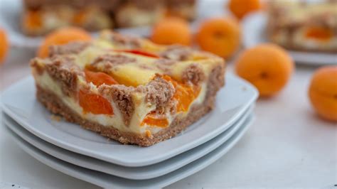 kolaž sestavin za marelično pito: moka, maslo, jajca, skuta, marelice