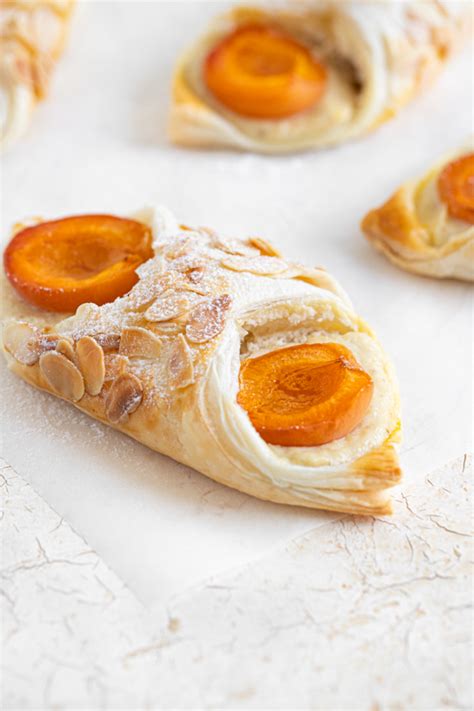 fotografija marelične pite s skuto pred peko, z marelicami na vrhu nadeva