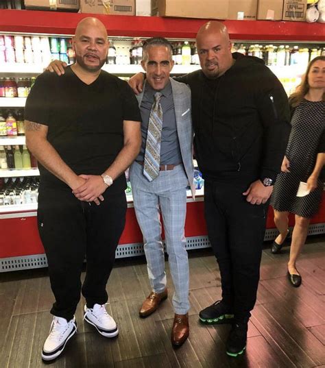 Fotografija Randyja Santela med zmagoslavnim uživanjem burgerja Fat Joe v Starem piskru