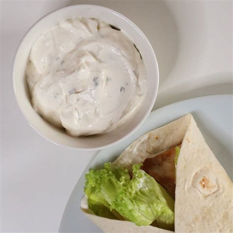 Prikaz pripravljene bele kebab omake v posodici