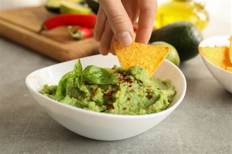 Skleda svežega guacamoleja s tortilja čipsom