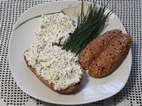 Kremni česnov dip z drobnjakom v skledici