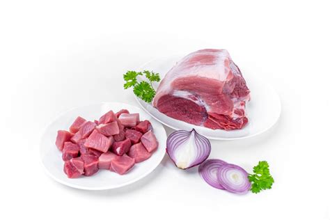 mesar reže svinjsko pleče za pripravo rolade