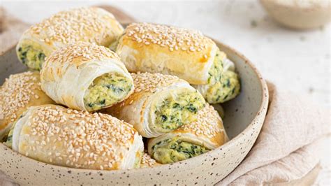 priprava nadeva za svinjsko roladico s špinačo in drugimi sestavinami