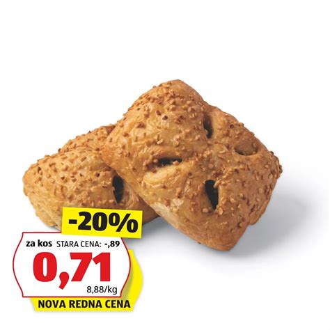 Fotografija sveže pečenih veganskih pogač z nadevom in posipom iz sezama ter črne kumine.
