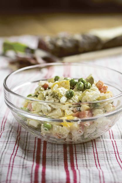 Prikaz različnih jedi, pripravljenih z basmati rižem: kari, pilaf, solata.