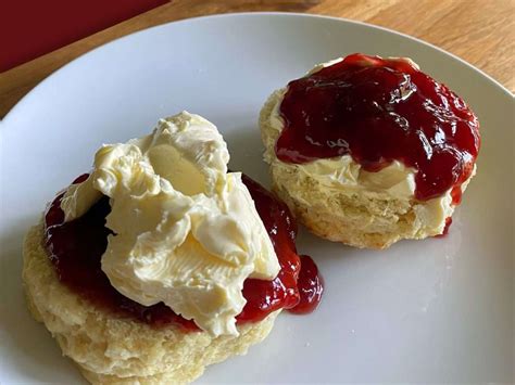 Fotografija: Kolački scones s clotted cream in marmelado