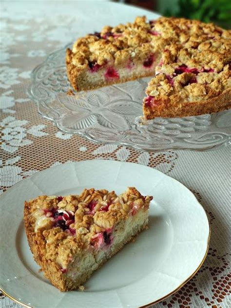 Fotografija različnih ribezovih sladic (crumble, tortice, pite)