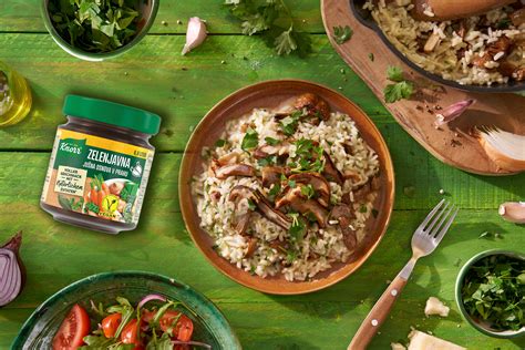 Prikaz postopnega dodajanja jušne osnove v rižoto.