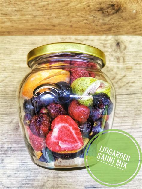 Tematska fotografija sadja, oreščkov in mleka v kozarcu