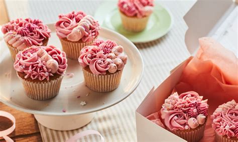 Fotografija: otroški cupcakes, okrašeni s kremo
