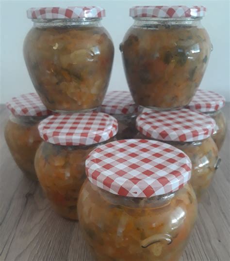 Različne vrste vloženih kumaric in zelenjave v kozarcih