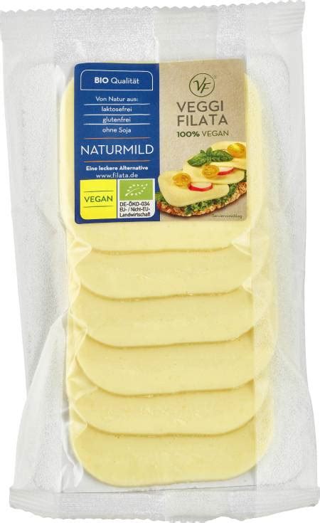 Prikaz končnega izdelka: trdi veganski sir, narezan na rezine, pripravljen za serviranje.