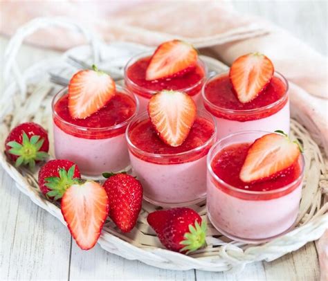 Tematsko foto: osvežilni sadni mousse v kozarcu