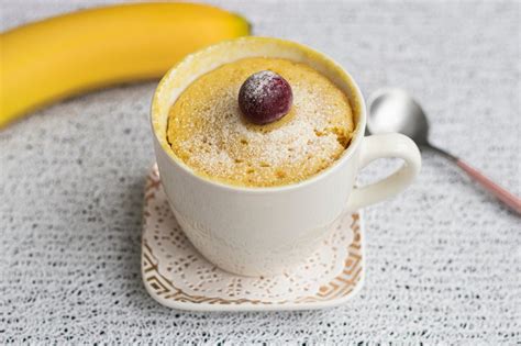 Tematsko foto: kolaček v skodelici z bananami in čokolado