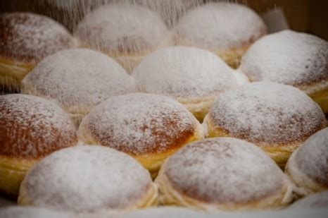Tematska fotografija svežih krofov na pladnju