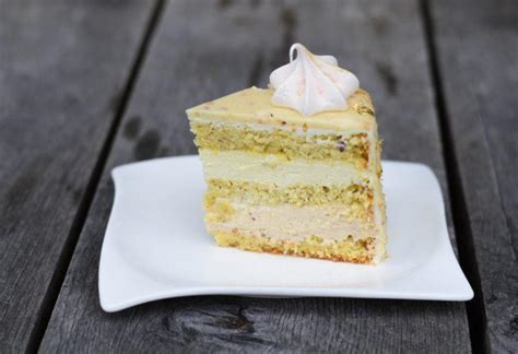 končana lešnikova torta z belo čokolado in krokantom