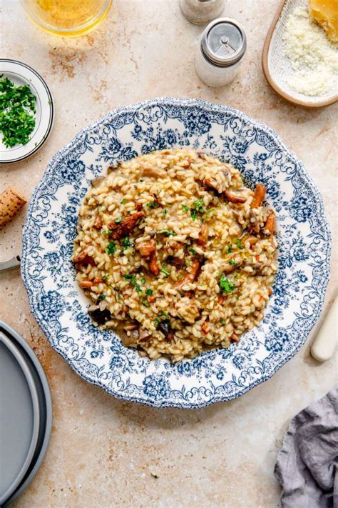 priprava sestavin za gobovo rižoto: narezane gobe, čebula, česen, riž