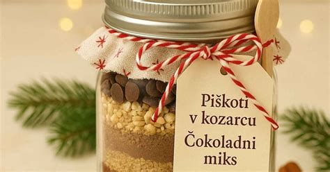 Fotografija kakijeve kreme z maskarponejem, pomarančo in piškoti v kozarcu.