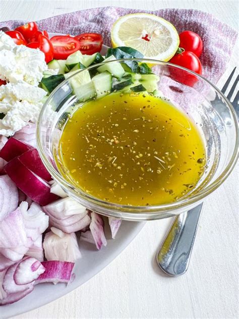 Fotografija različnih dodatkov za solatni preliv: zelišča, česen, med, gorčica