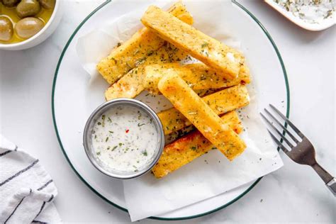 Polentne palčke s feta sirom, zlato zapečene in postrežene z omako