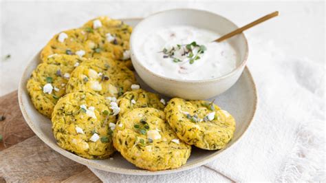 Polentine pogačice v mafin skodelicah s feta sirom in zelišči