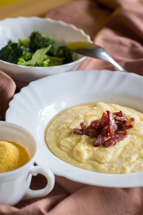 Kremasta polenta s sirom in smetano, narezana na kocke po pečenju