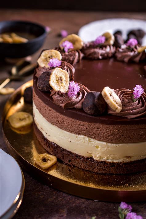 fotografija čokoladne torte z banano in mascarpone kremo