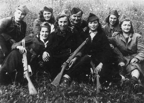 fotografija: ženske pečejo kruh v času prve svetovne vojne