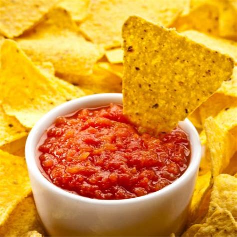 Pikantna salsa in jogurt kot priloga k tortiljam