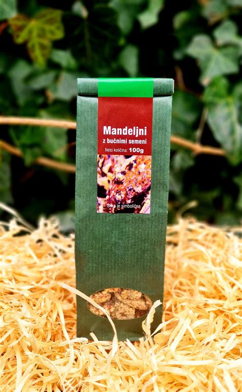 fotografija sladoleda z mandlji, prikaz teksture in morebitnih koščkov mandljev