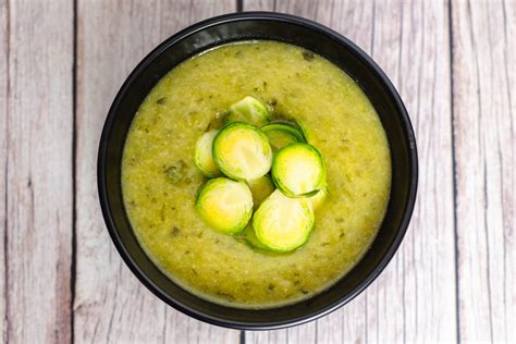 LCHF ohrovtova juha s koščki govedine, paradižnikom in pršutom