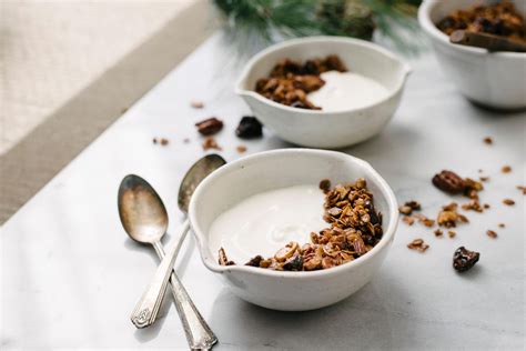 kombinacija živil, ki lajšajo napihnjenost (kumare, banane, ingver, jogurt)