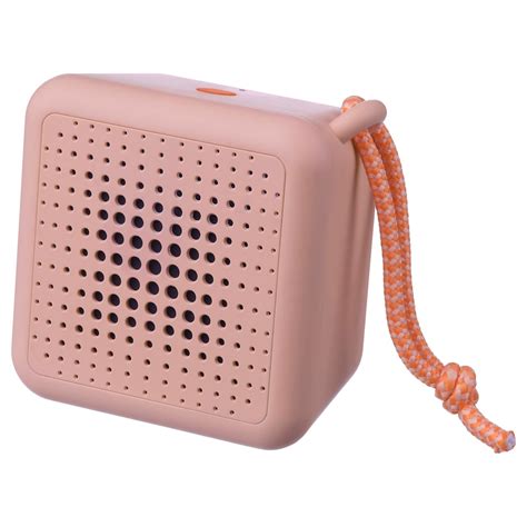 slika, ki prikazuje Bluetooth zvočnik Krof v akciji, z osvetljenimi RGB LED lučkami med karaoke zabavo