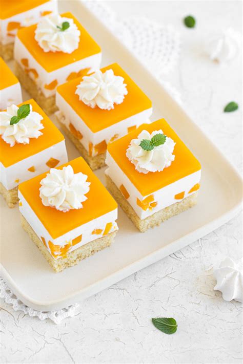 Tematska fotografija breskove pite z grškim jogurtom, narezane na kose, s kepico sladoleda