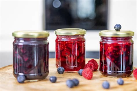 Domači kozarci marmelade v shrambi