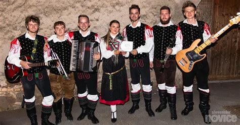 Fotografijo Moravške Mare s folk pevci na odru ali v narodni noši