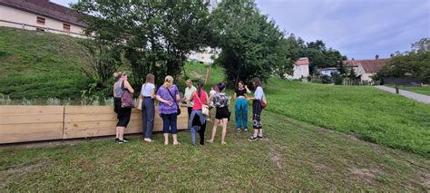Fotografijo Moravške Mare na vrtu, med zelišči ali ob reki Kamniški Bistrici