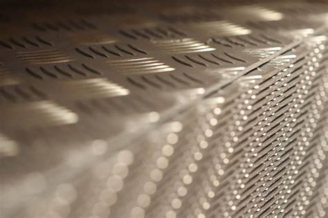 Različni materiali pekačev: aluminij, jeklo, keramika, steklo, silikon