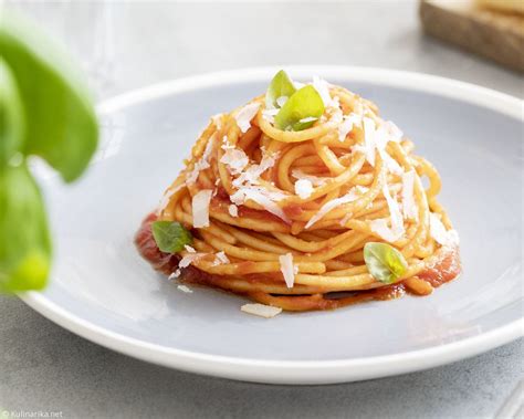 tematska fotografija bolonjske omake s špageti in parmezanom