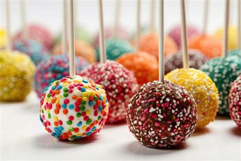 Različno okrašeni cake popsi za rojstnodnevno zabavo