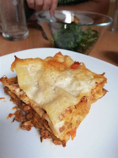 pripravljena in pečena lazanja, pripravljena za postrežbo