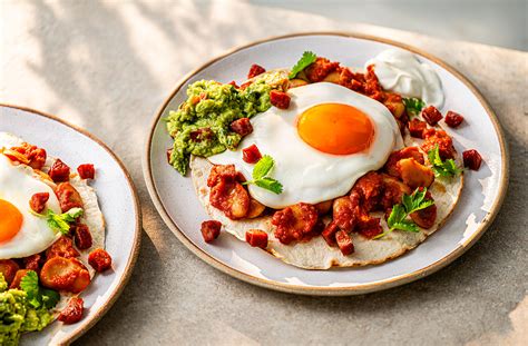 Fotografija Huevos Rancheros s svežim kruhom