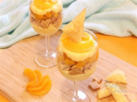 sestavljena vanilijeva sladica z breskvami v kozarcu